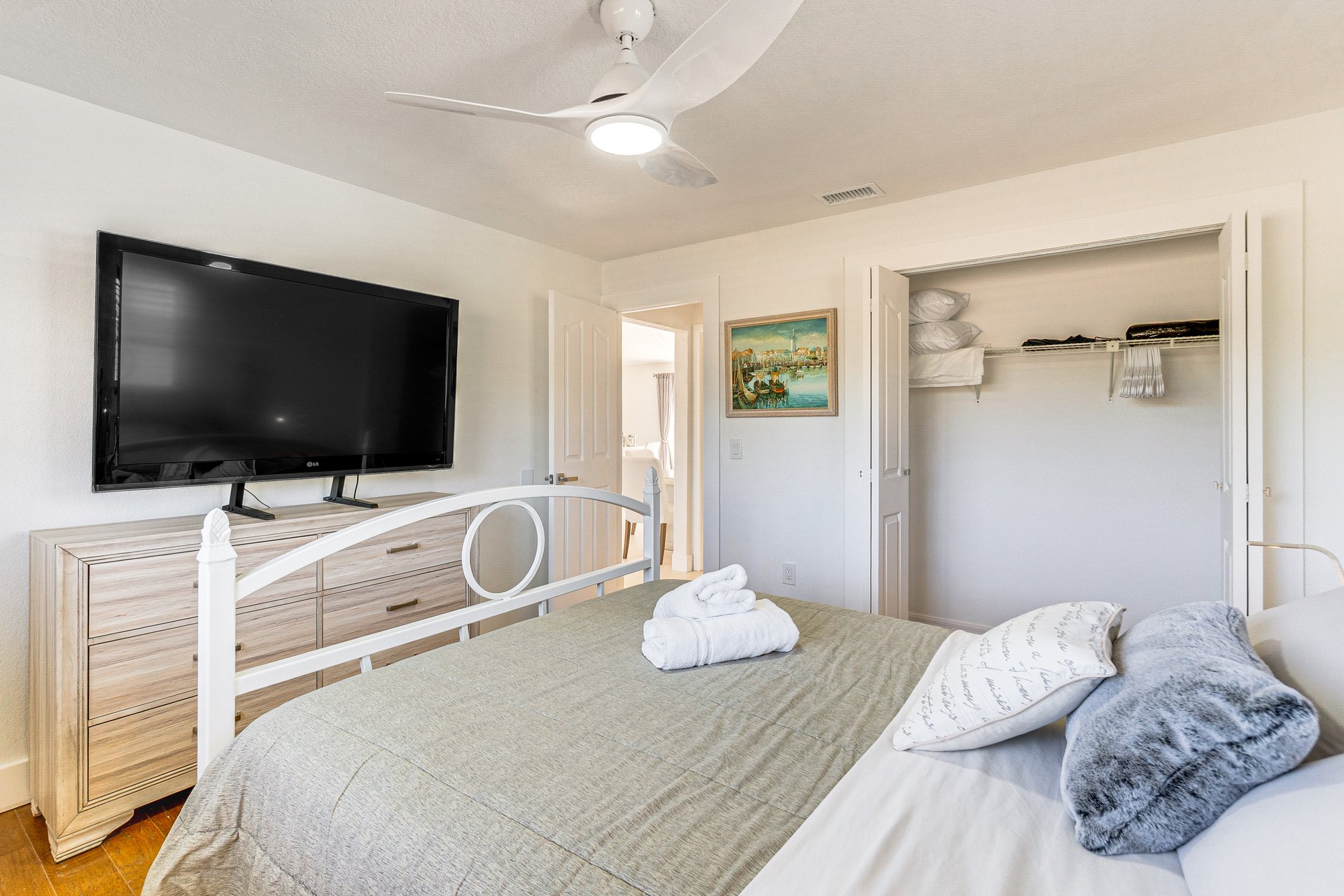 Second bedroom with large TV